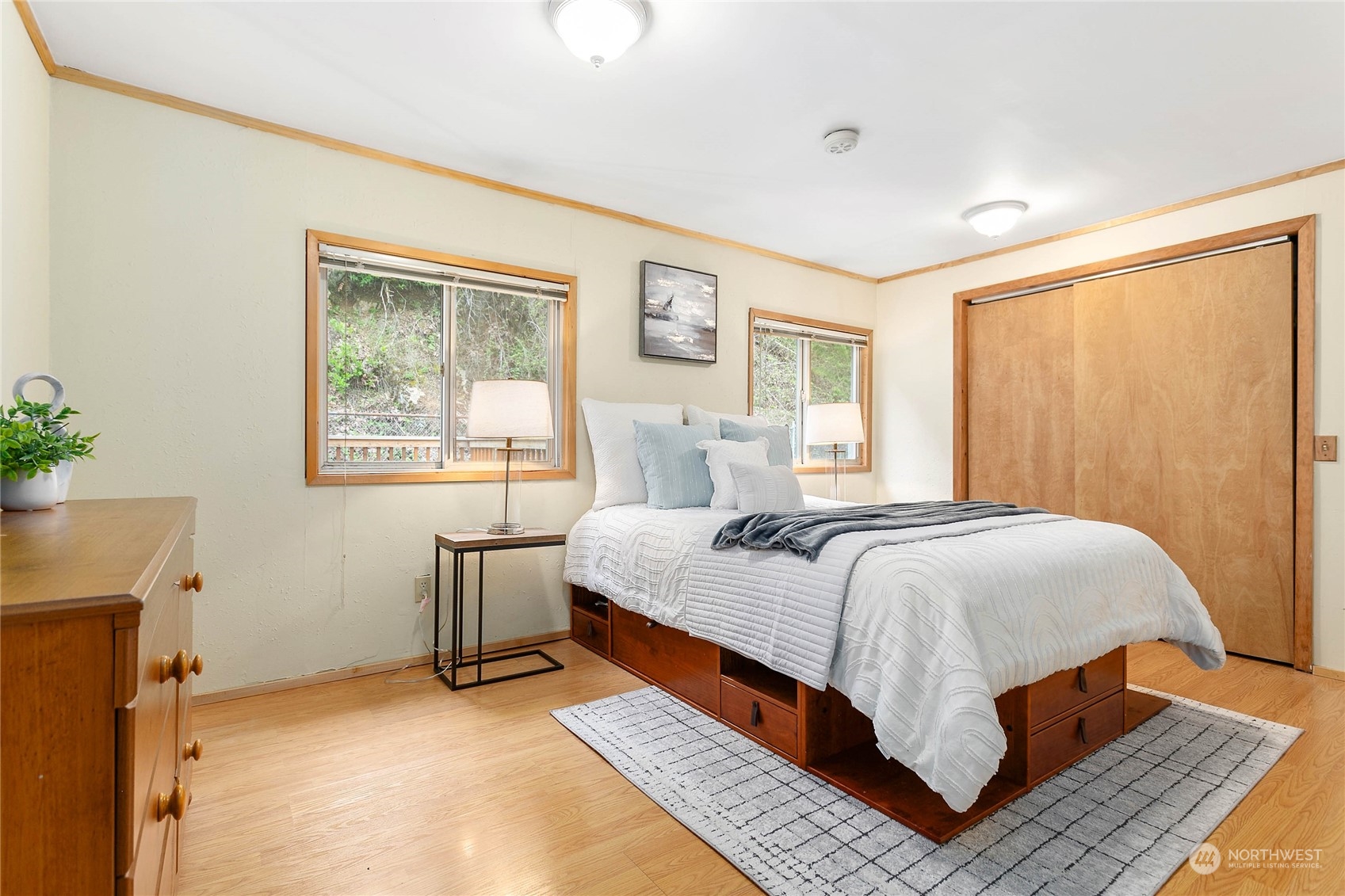 6040 Reese Hill Road Sumas, WA 98295 - Photo 20 of 34 a bedroom with a large bed and a window