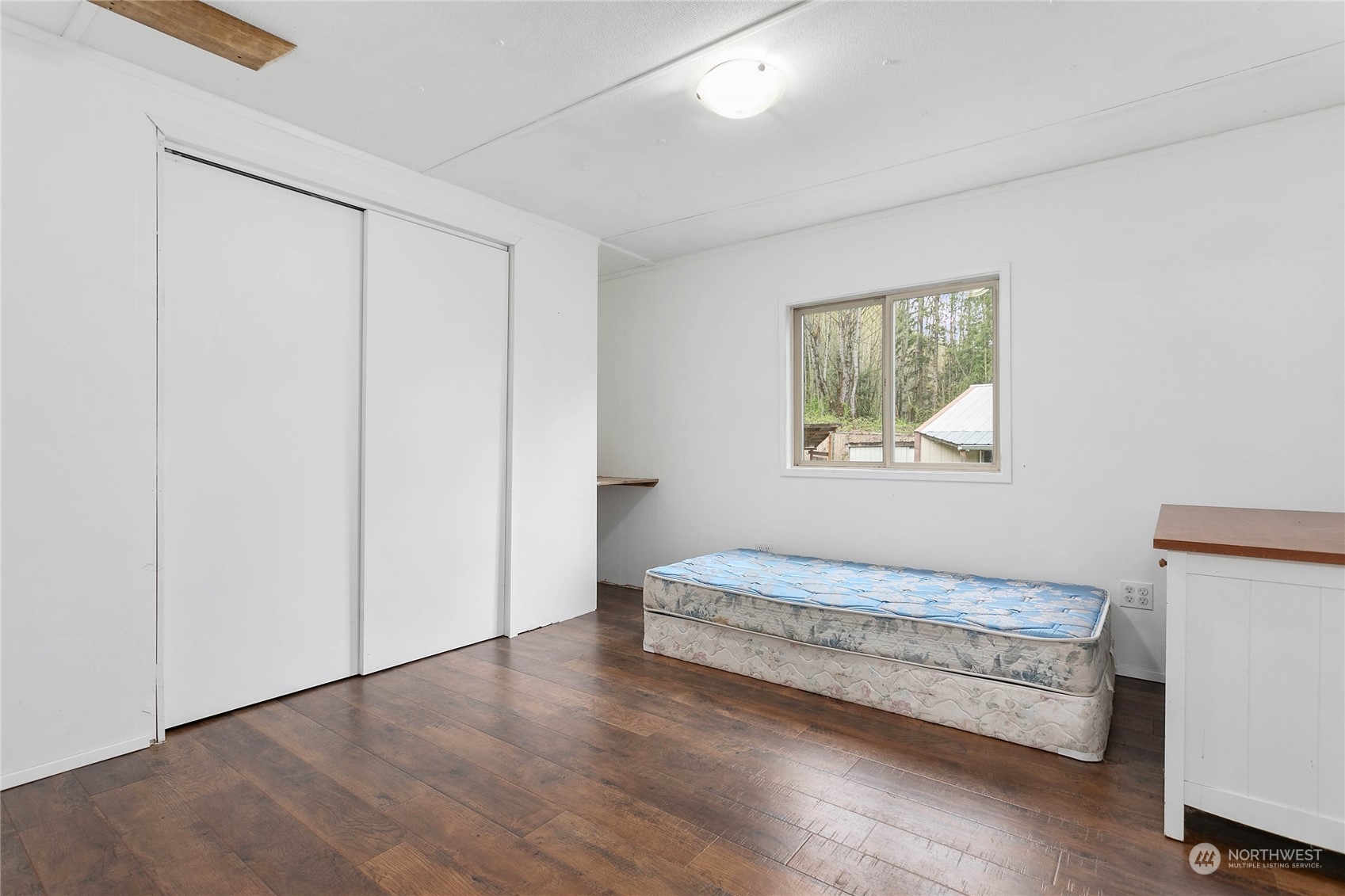 6040 Reese Hill Road Sumas, WA 98295 - Photo 27 of 34 a spacious bedroom with a bed and a window