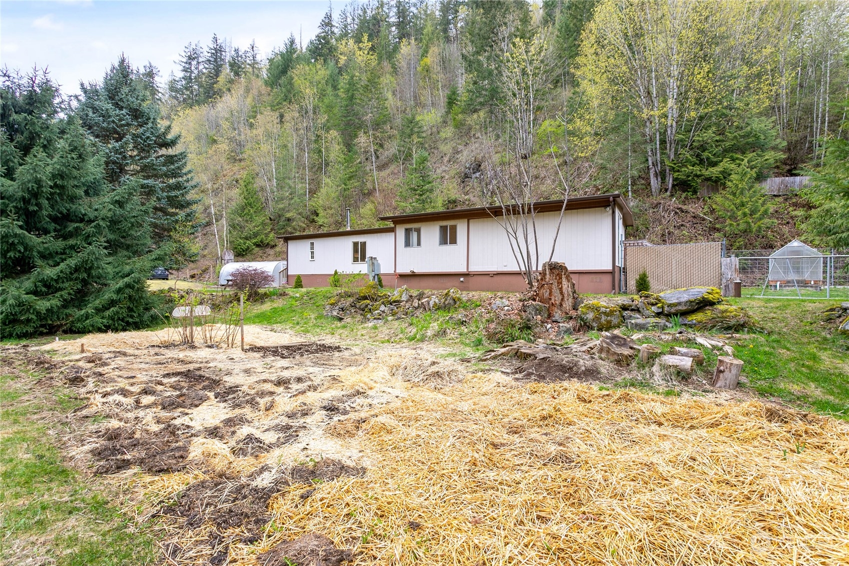 6040 Reese Hill Road Sumas, WA 98295 - Photo 29 of 34 a backyard of a house with lots of green space