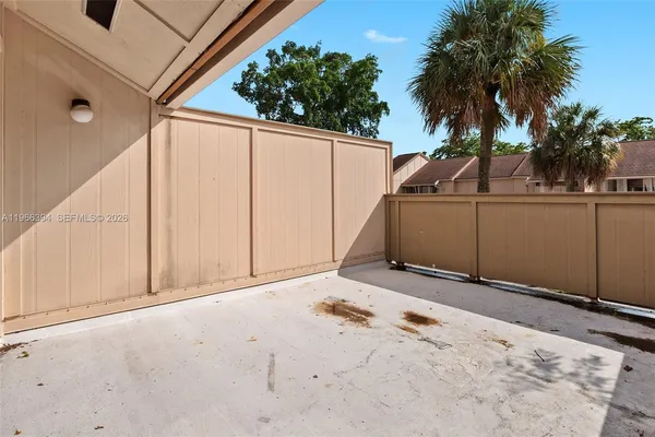 a view of a backyard