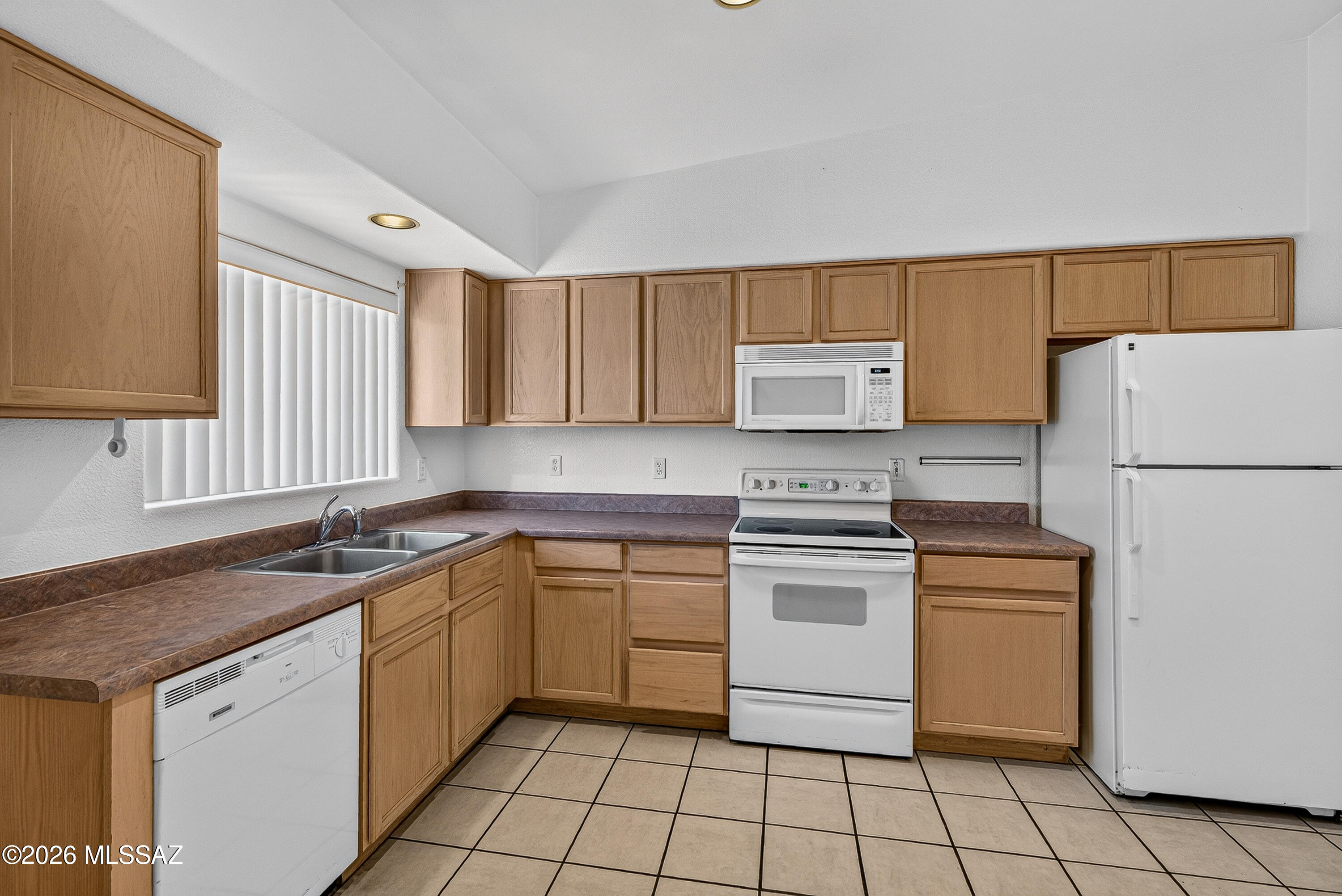 8935 East Golf Links Road Tucson, AZ 85730 - Photo 16 of 38 Eat in Kitchen w lots of storage