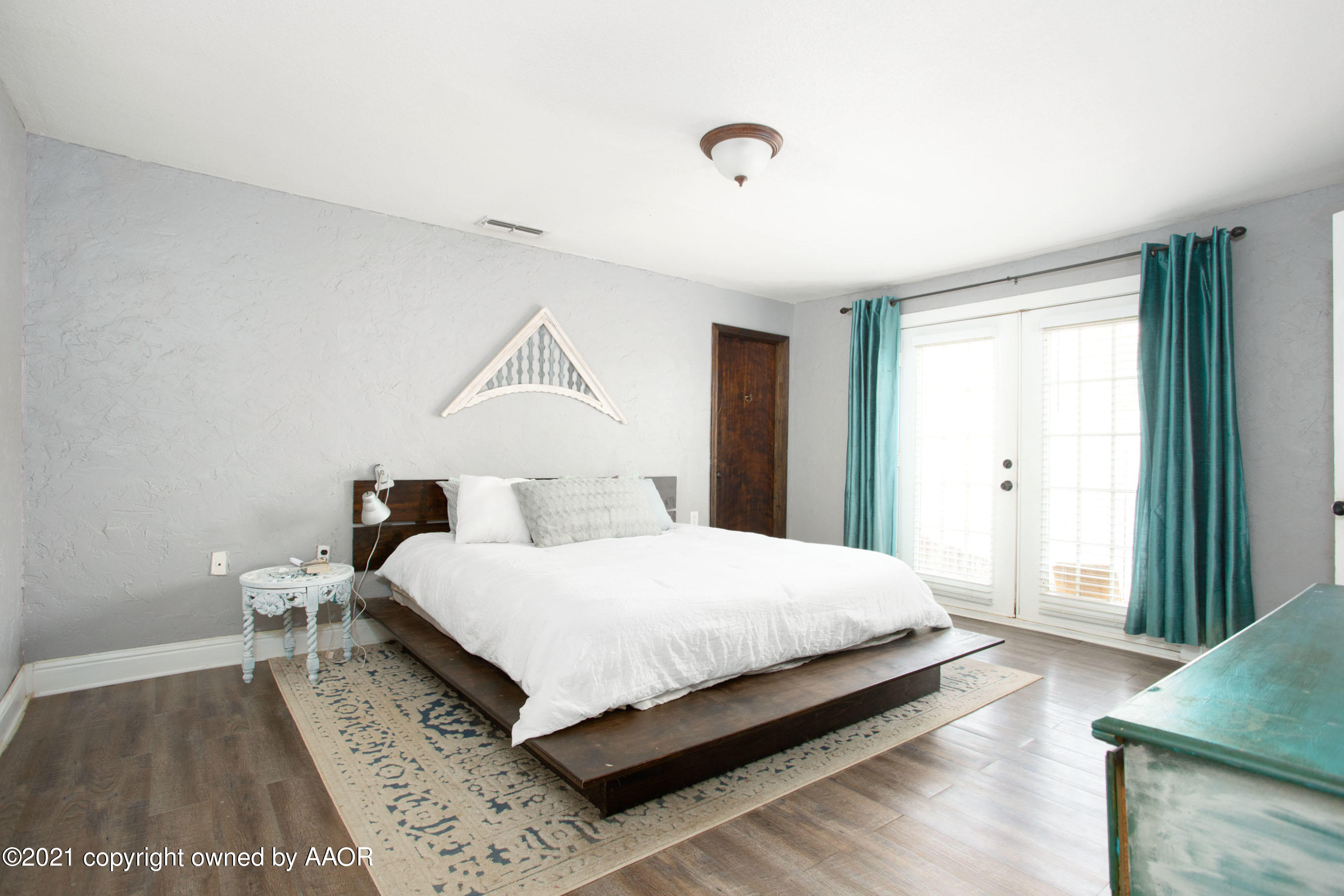 235 Cliffside Drive Amarillo, TX 79118 - Photo 20 of 39 a large bedroom with a bed and wooden floor