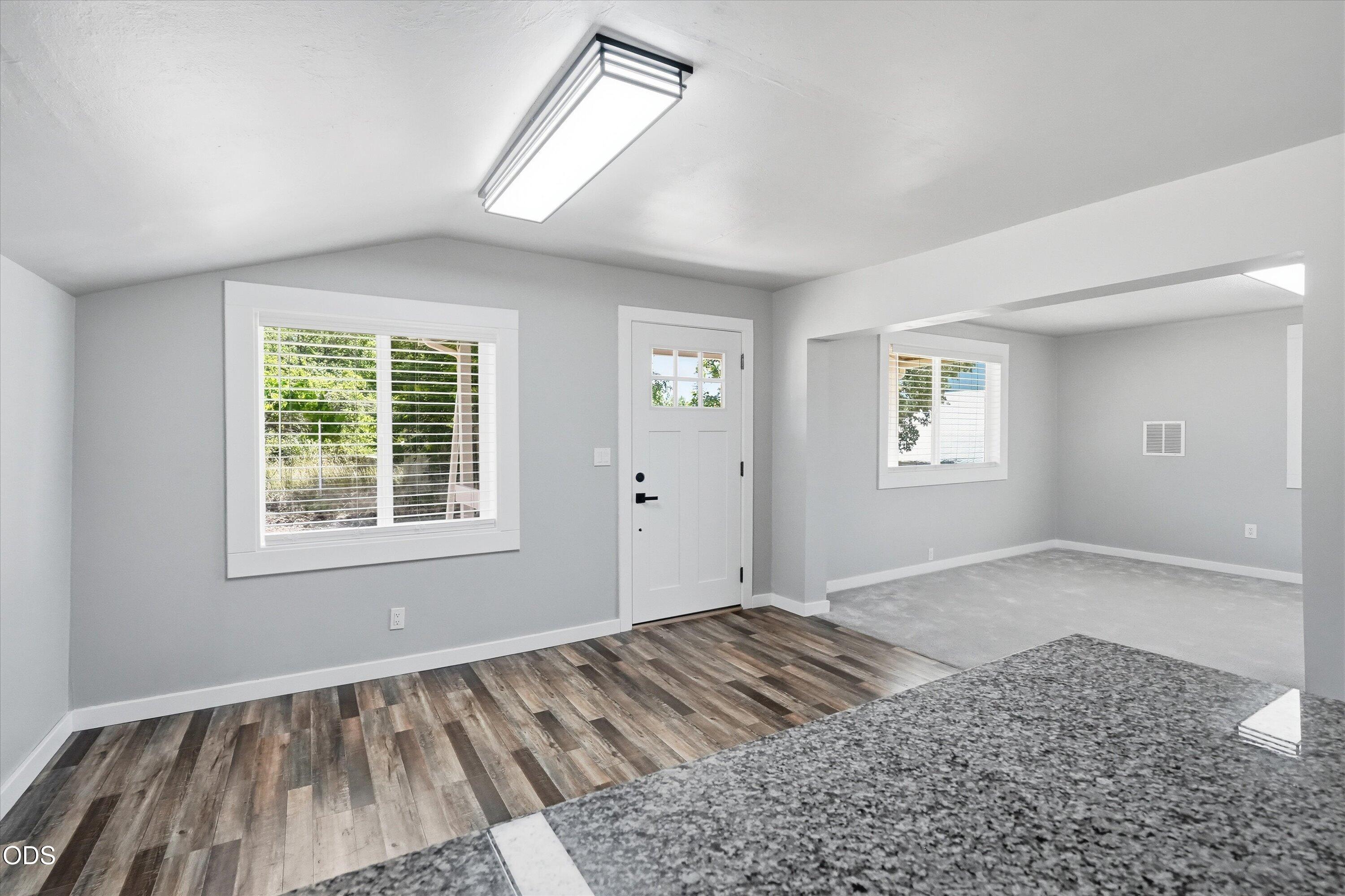8960 North Applegate Road Grants Pass, OR 97527 - Photo 4 of 37