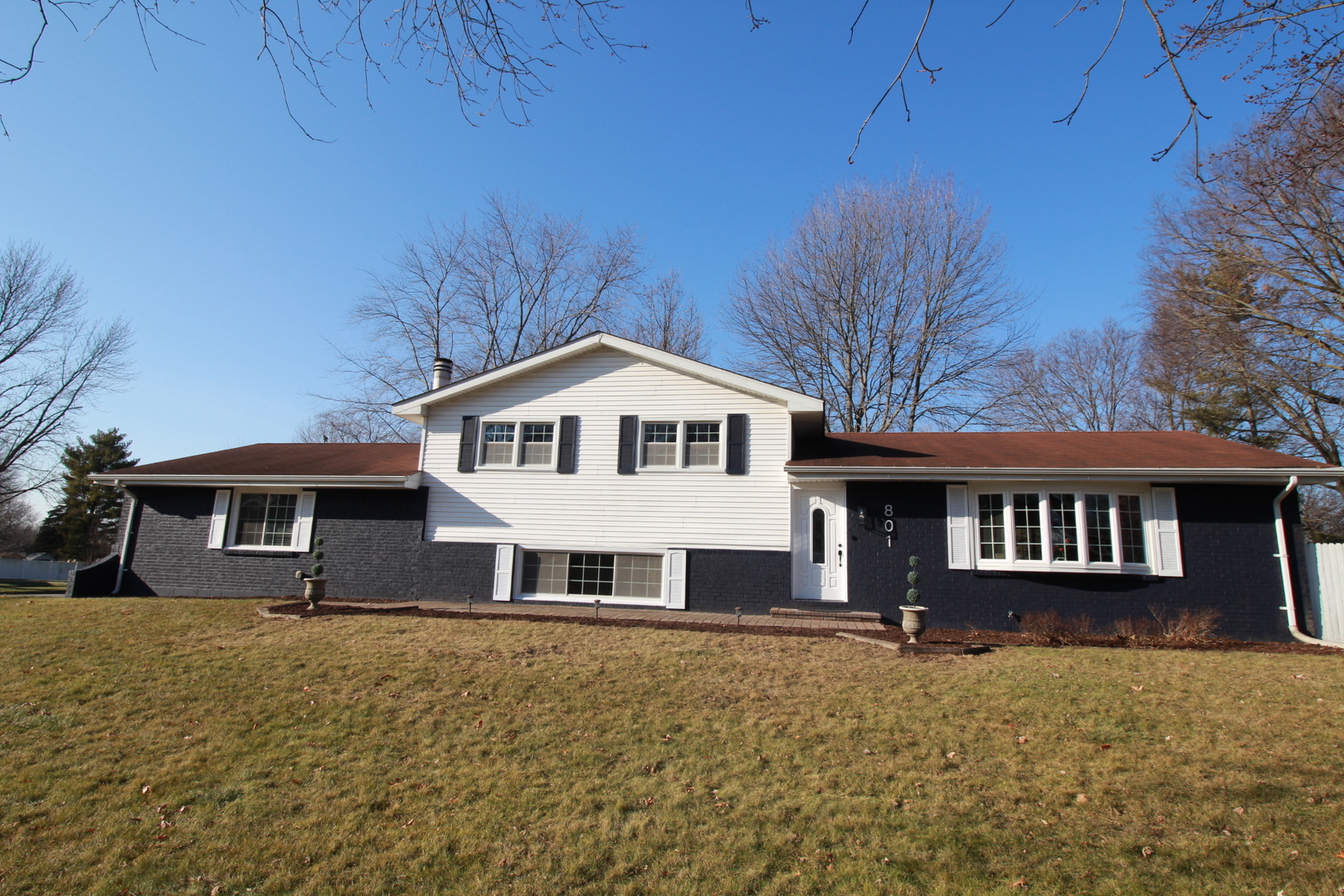801 South Raven Road Shorewood, IL 60404 - Photo 1 of 5 a front view of a house with a yard