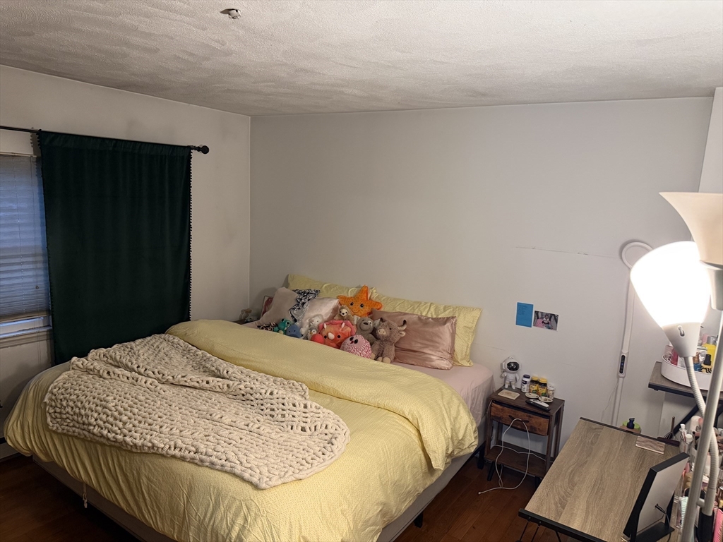 32 Fleet Street, Unit B Boston, MA 02113 - Photo 4 of 7 a bedroom with a bed and a window