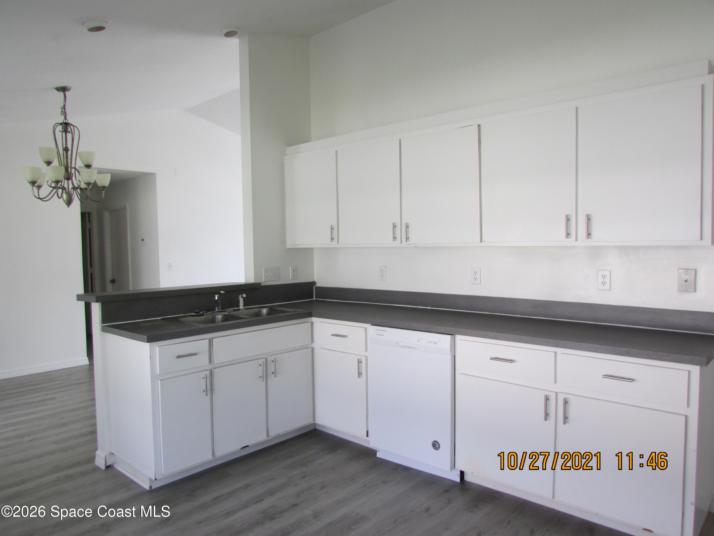 141 Scotch Street Southwest Palm Bay, FL 32908 - Photo 8 of 23 IMG_5550