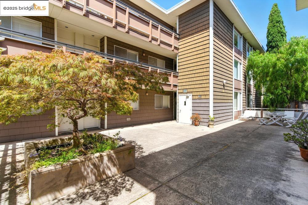 2601 College Avenue, Unit 203 Berkeley, CA 94704 - Photo 21 of 38 View of building exterior