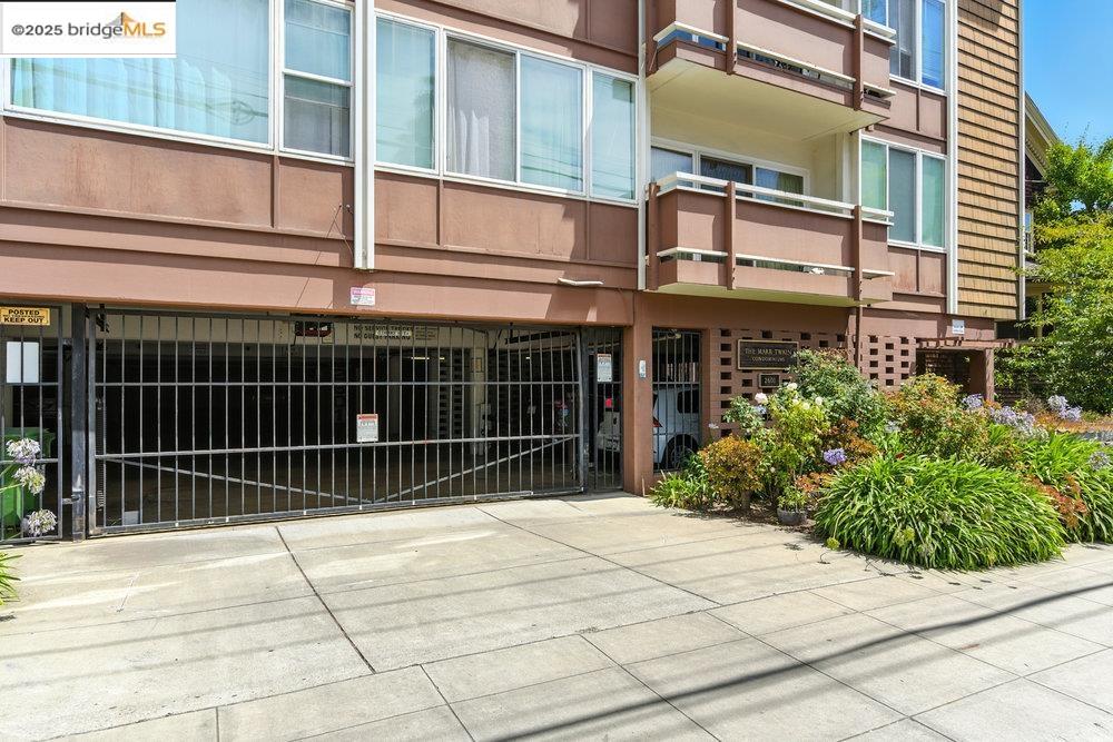 2601 College Avenue, Unit 203 Berkeley, CA 94704 - Photo 33 of 38 View of building exterior