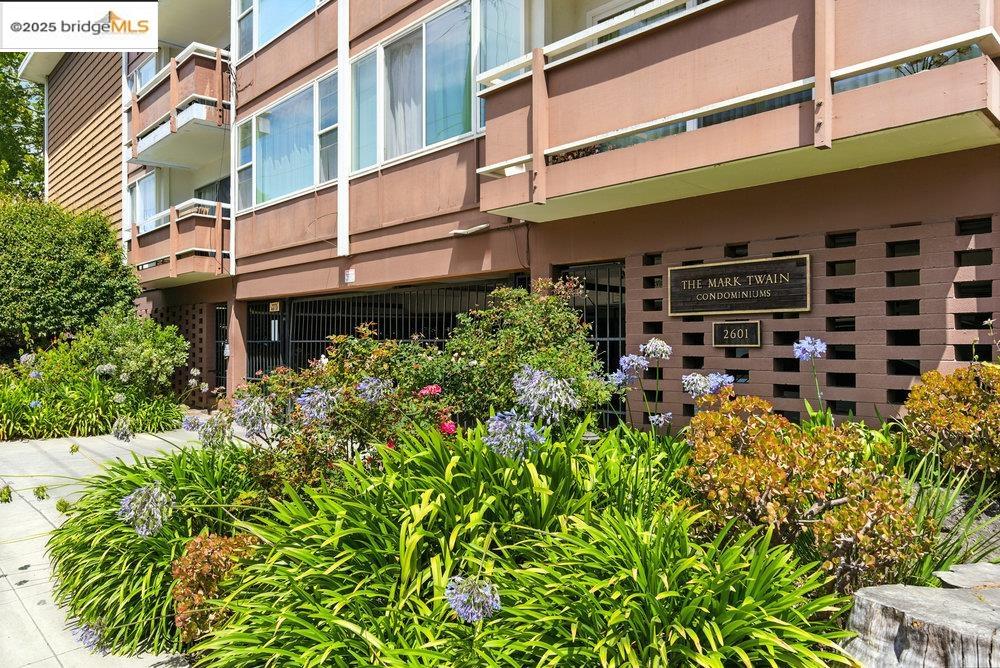 2601 College Avenue, Unit 203 Berkeley, CA 94704 - Photo 4 of 38 View of building exterior