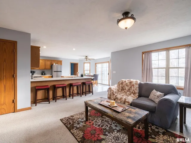 $325,000 | 2215 County Road 600 North, Secor, IL 61771