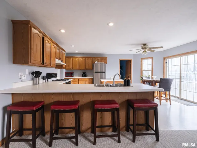 $325,000 | 2215 County Road 600 North, Secor, IL 61771