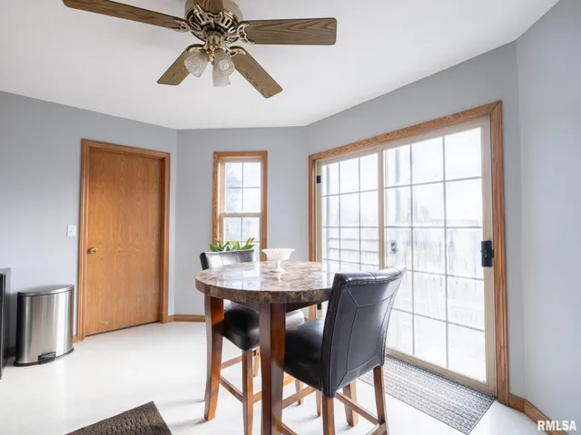 $325,000 | 2215 County Road 600 North, Secor, IL 61771