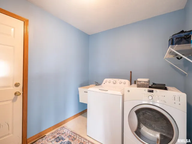 $325,000 | 2215 County Road 600 North, Secor, IL 61771