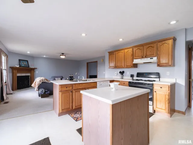 $325,000 | 2215 County Road 600 North, Secor, IL 61771