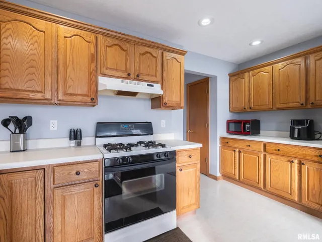 $325,000 | 2215 County Road 600 North, Secor, IL 61771