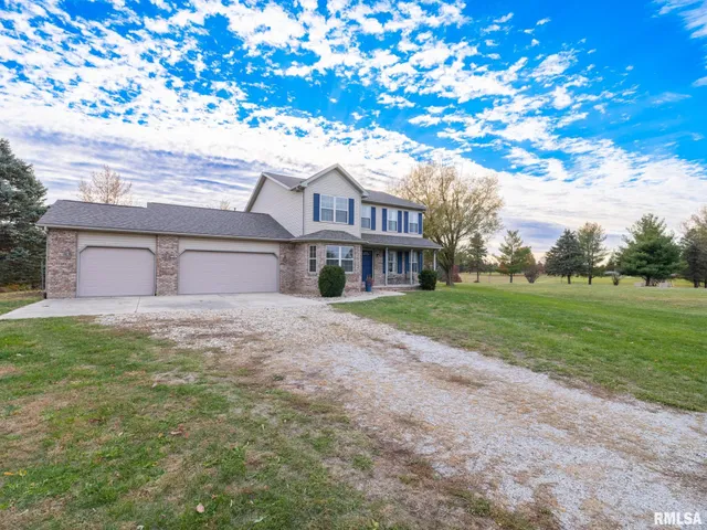 $325,000 | 2215 County Road 600 North, Secor, IL 61771