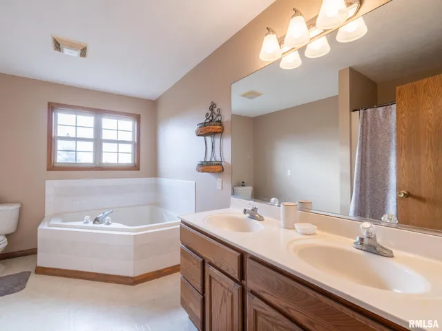 $325,000 | 2215 County Road 600 North, Secor, IL 61771