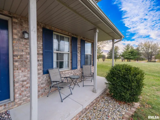 $325,000 | 2215 County Road 600 North, Secor, IL 61771