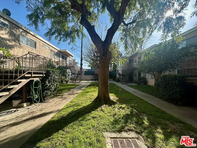a view of a house with backyard