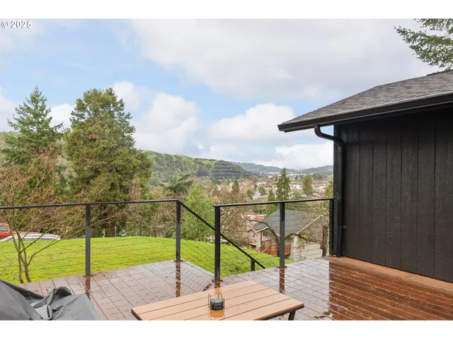 $322,000 | 1303 Southeast Strong Avenue, Roseburg, OR 97470