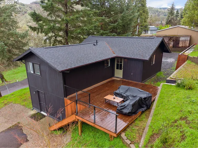 $322,000 | 1303 Southeast Strong Avenue, Roseburg, OR 97470