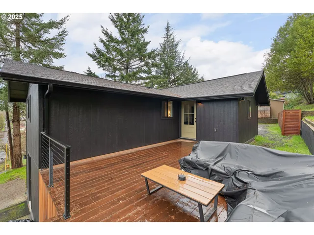 $322,000 | 1303 Southeast Strong Avenue, Roseburg, OR 97470