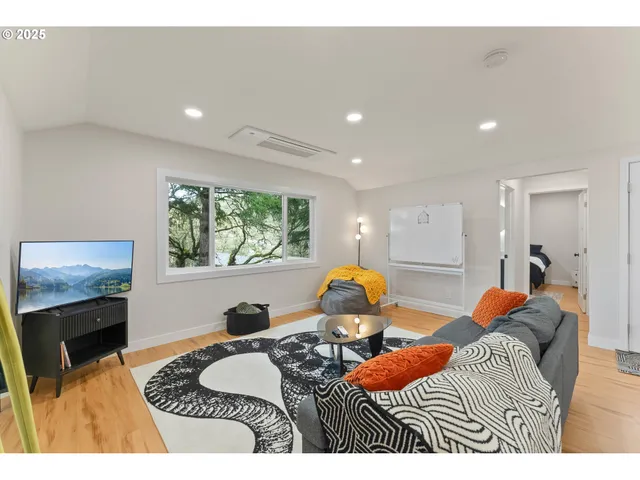 $322,000 | 1303 Southeast Strong Avenue, Roseburg, OR 97470