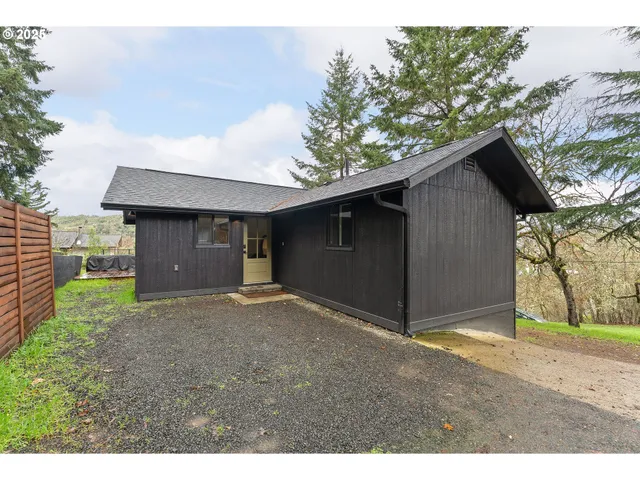 $322,000 | 1303 Southeast Strong Avenue, Roseburg, OR 97470