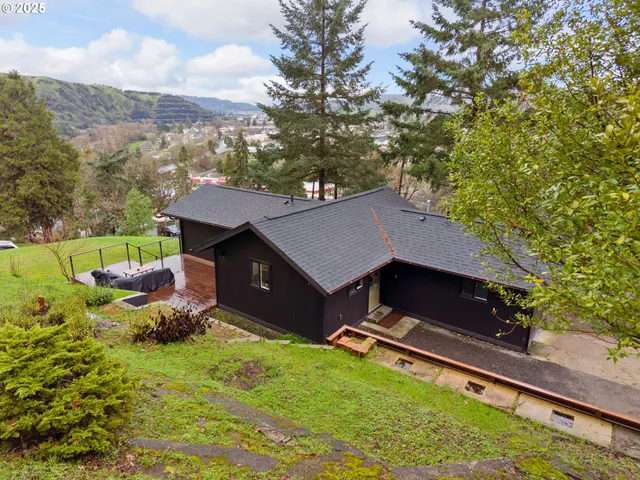 $322,000 | 1303 Southeast Strong Avenue, Roseburg, OR 97470