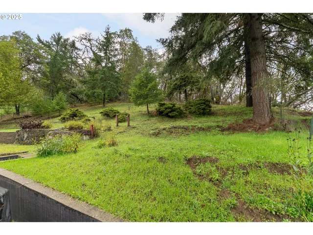 $322,000 | 1303 Southeast Strong Avenue, Roseburg, OR 97470