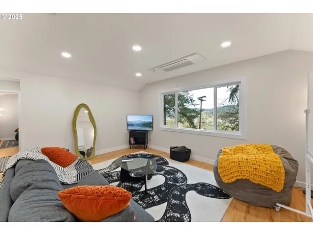 $322,000 | 1303 Southeast Strong Avenue, Roseburg, OR 97470