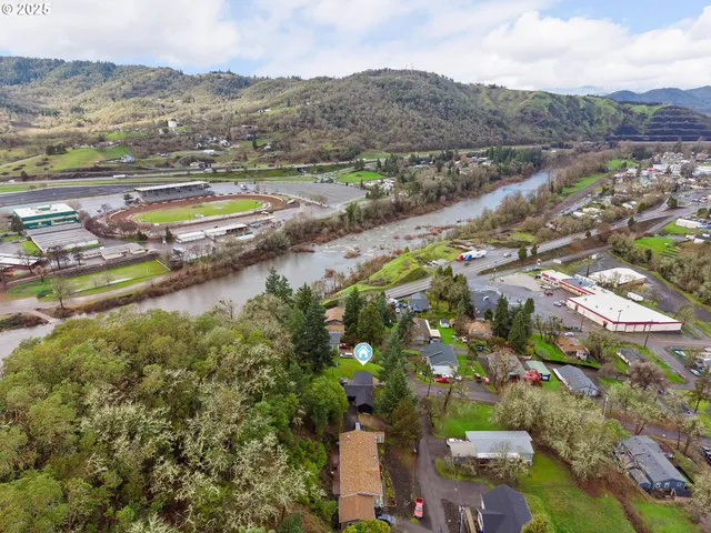 $322,000 | 1303 Southeast Strong Avenue, Roseburg, OR 97470