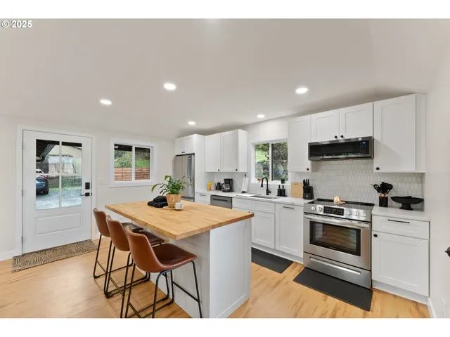 $322,000 | 1303 Southeast Strong Avenue, Roseburg, OR 97470