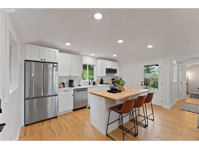 $322,000 | 1303 Southeast Strong Avenue, Roseburg, OR 97470