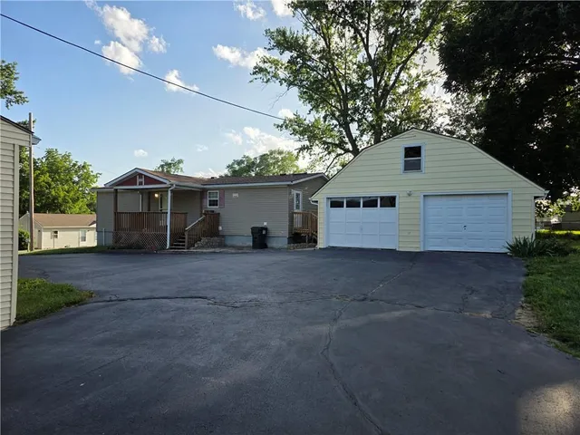 $435,000 | 8215 Schell Road, Pleasant Valley, MO 64068