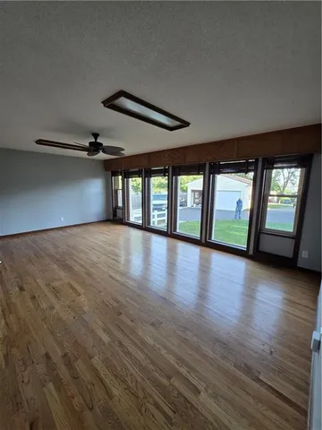 $435,000 | 8215 Schell Road, Pleasant Valley, MO 64068