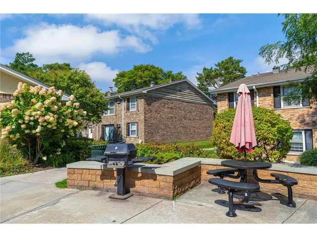 $149,000 | 810 Old Settlers Trail, Unit 5, Hopkins, MN 55343