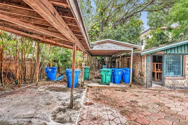 a view of outdoor area of a house