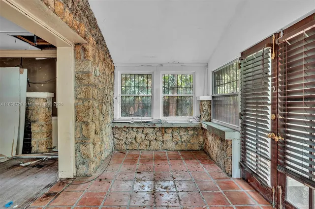 $3,100,000 | 3041 Oak Avenue, Miami, FL 33133