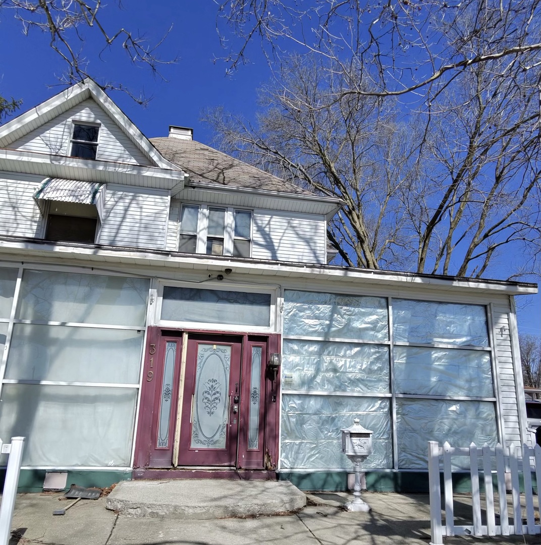 319 West Washington Street Clinton, IL 61727 - Photo 1 of 8