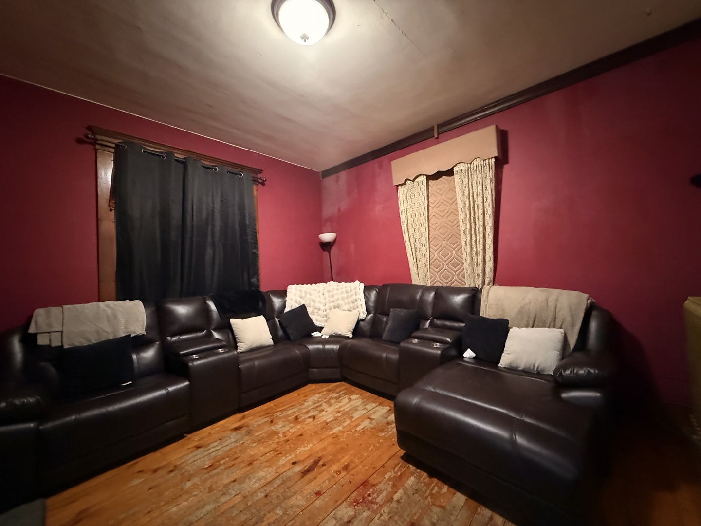 319 West Washington Street Clinton, IL 61727 - Photo 3 of 8 a living room with furniture