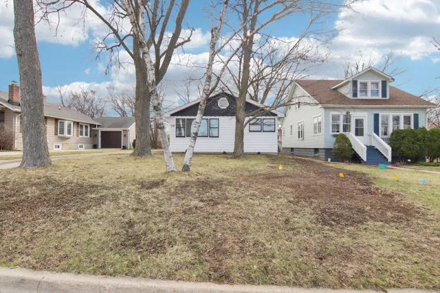 a view of a backyard space