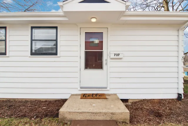 a view of a house with a yard