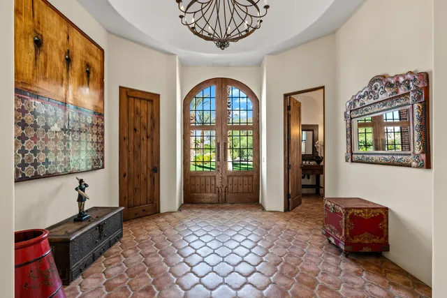 a view of livingroom with furniture