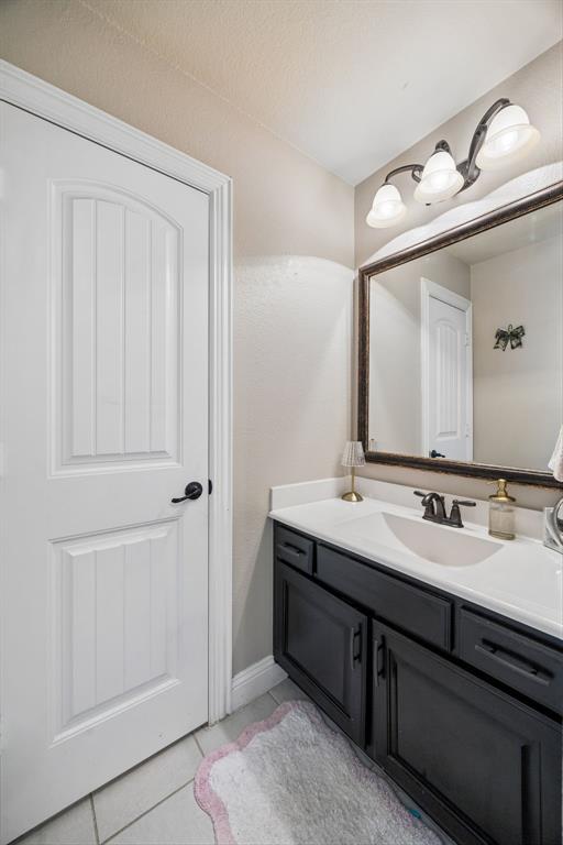 3917 Gatewick Drive Rockwall, TX 75087 - Photo 21 of 34 a bathroom with a double vanity sink and a mirror