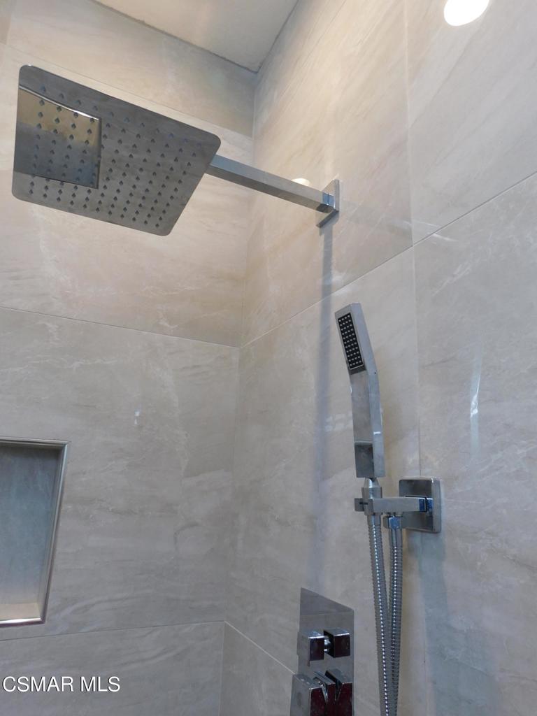 116 Maegan Place, Unit 11 Thousand Oaks, CA 91362 - Photo 22 of 35 a bathroom with a shower