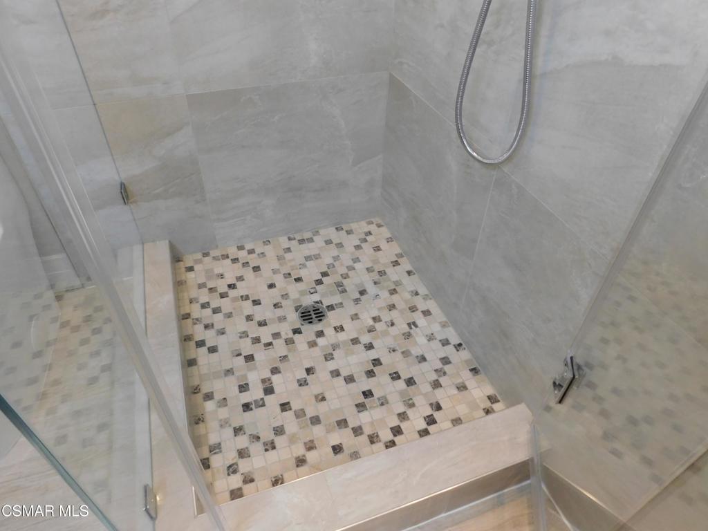 116 Maegan Place, Unit 11 Thousand Oaks, CA 91362 - Photo 24 of 35 a bathroom with a shower