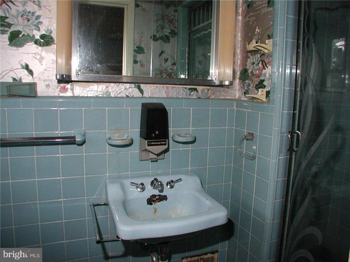 328 Farwood Road Haddonfield, NJ 08033 - Photo 9 of 16 Bathroom