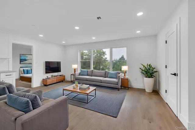 $3,500 | 74 Broadway, Unit 2C, Freeport, NY 11520