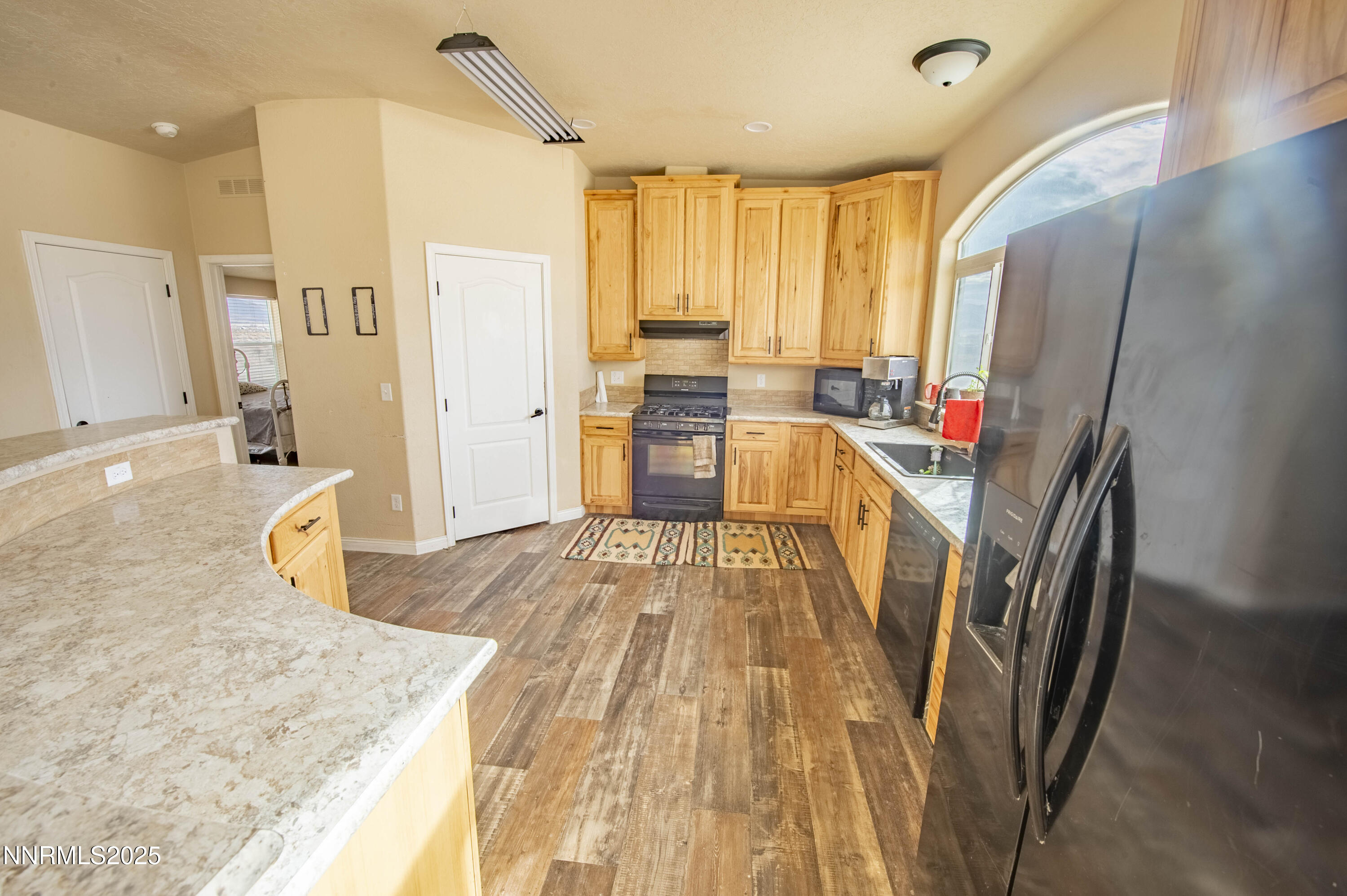3139 Muddy Road Winnemucca, NV 89445 - Photo 12 of 46 a spacious bathroom with a tub sink and a mirror